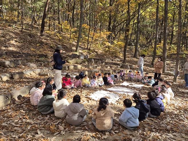 ▲ 11일 한국산림복지진흥원 국립칠곡숲체원 토리유아숲체험원에서 '아자아자 프로젝트' 유아숲교육 진행되고 있다. 한국산림복지진흥원 국립칠곡숲체원 제공