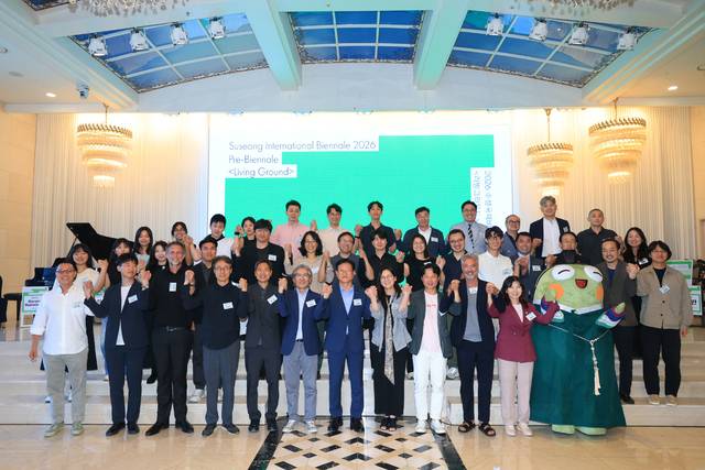 2026수성국제프리비엔날레에 참여한 작가들이 지난 7월 수성호텔에서 기념사진을 촬영하고 있다. 대구 수성구청 제공