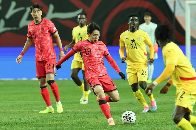 18일 서울월드컵경기장에서 펼쳐진 가나와 경기에서 패스를 시도하는 이강인