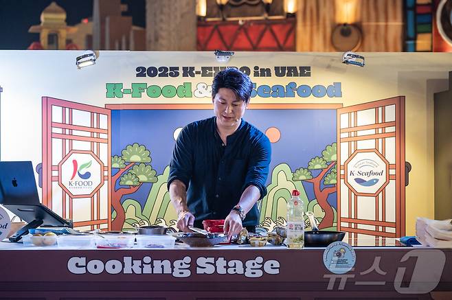 16일(현지 시각) 아랍에미리트 두바이 글로벌 빌리지에서 열린 '2025 K-엑스포 아랍에미리트: 올 어바웃 케이 스타일'의 한 프로그램인 쿠킹쇼에서 배우 류수영이 해물 떡볶이를 선보이고 있다. (사진가 장석현 제공, 재판매 및 DB금지) 2025. 11.17/뉴스1 ⓒ News1 정수영 기자