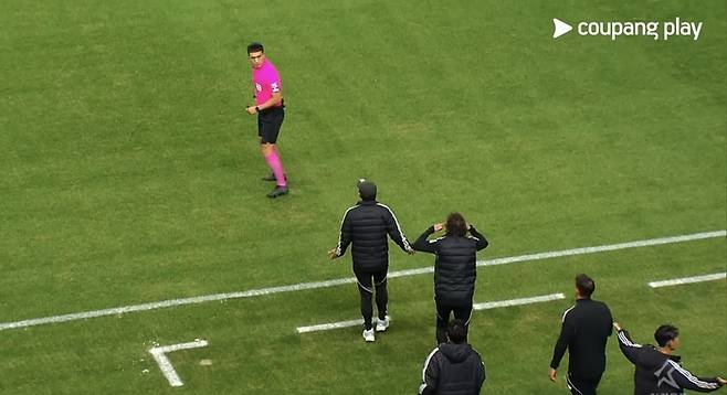 전북 현대 타노스 코치가 8일 대전전에서 판정에 항의하는 제스처를 취하고 있다. 캡쳐 | 쿠팡플레이