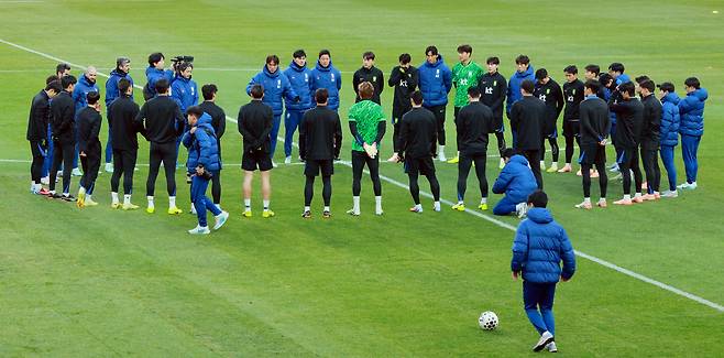 올해 마지막 A매치 앞둔 한국 축구대표팀
(서울=연합뉴스) 신현우 기자 = 가나와의 평가전을 하루 앞둔 한국 축구대표팀 선수들이 17일 서울 마포구 서울월드컵경기장에서 훈련하기에 앞서 홍명보 감독 등 코치진과 함께 모여 있다. 2025.11.17