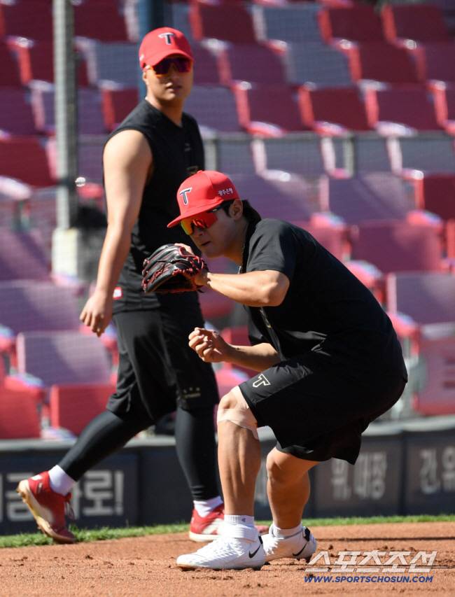 25일 광주 기아챔피언스필드에서 열린 KIA 타이거즈와 LG 트윈스의 경기. 부상에서 복귀한 KIA 김도영이 훈련을 하고 있다. 광주=박재만 기자 pjm@sportschosun.com/2025.04.25/