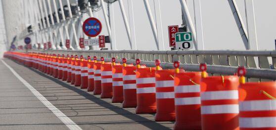 18일 오후 인천시 중구 인천대교 갓길에 주정차 방지용 드럼통(PE드럼)이 설치돼 있다. /연합뉴스