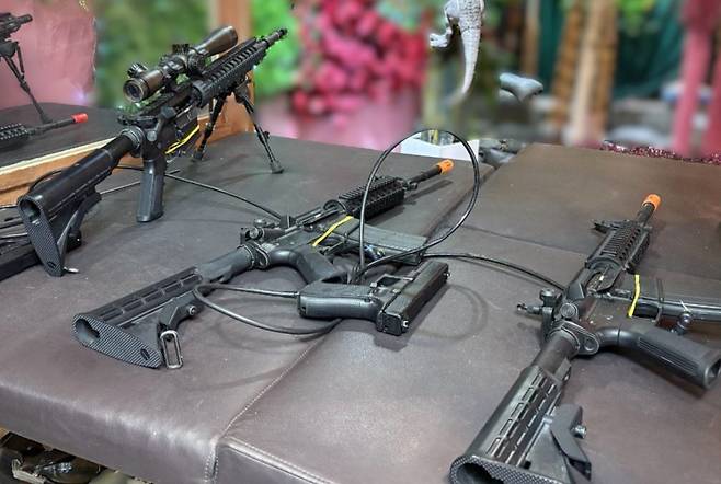 지난 12일 오후 서울의 한 사격체험장에서 손님들이 사격 체험을 하고 있다. /김수아 기자