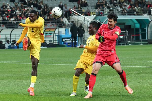 손흥민이 18일 서울월드컵경기장에서 열린 가나와 평가전에서 공을 다투고 있다. 연합뉴스