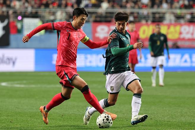 <yonhap photo-6416=""> 돌파 시도하는 손흥민 (대전=연합뉴스) 서명곤 기자 = 14일 대전월드컵경기장에서 열린 남자축구 국가대표 평가전 대한민국 대 볼리비아의 경기에서 손흥민이 돌파를 시도하고 있다. 2025.11.14 seephoto@yna.co.kr/2025-11-14 20:29:27/ <저작권자 ⓒ 1980-2025 ㈜연합뉴스. 무단 전재 재배포 금지, AI 학습 및 활용 금지></yonhap>