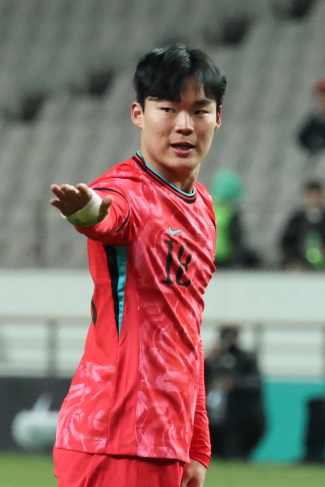 <yonhap photo-4407=""> 오현규 '미안' (서울=연합뉴스) 서대연 기자 = 18일 서울 마포구 서울월드컵경기장에서 열린 남자축구 국가대표 A매치 평가전 대한민국과 가나의 경기. 오현규가 찬스가 무산되자 아쉬워하고 있다. 2025.11.18 dwise@yna.co.kr/2025-11-18 21:22:03/ <저작권자 ⓒ 1980-2025 ㈜연합뉴스. 무단 전재 재배포 금지, AI 학습 및 활용 금지></yonhap>