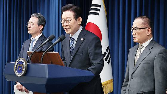 이재명 대통령이 지난 14일 서울 용산 대통령실 기자회견장에서 한미 팩트시트 타결과 관련해 발표를 마친 뒤 취재진 질문에 답하고 있다. 왼쪽부터 김용범 정책실장, 이재명 대통령, 위성락 국가안보실장. 연합뉴스