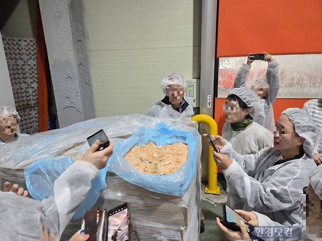 지난 8일 펫푸드 제조기업 이레본 공장투어에서 전길연 회원들이 냉동 연어 원료를 직접 확인하고 있다./사진=박수림 기자