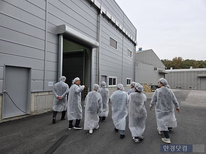 지난 8일 경기도 이천에 있는 동물사료 제조기업 이레본 공장 투어 현장. 박상오 이레본 대표와 전길연 회원들이 시설을 둘러보고 있다./사진=박수림 기자