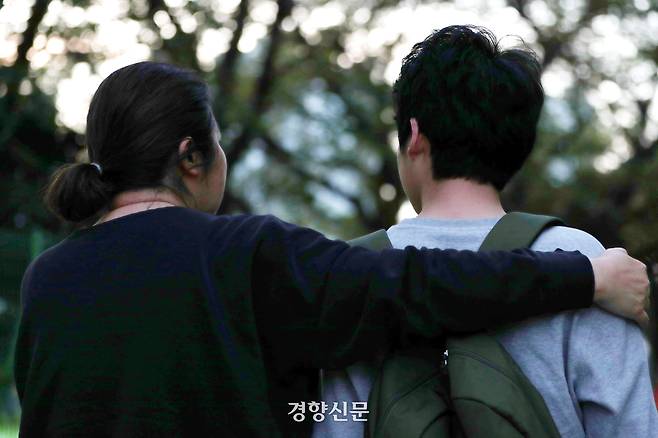 특수반과 일반반을 오가며 교육받는 중학생과 어머니가 지난해 4월17일 함께 걷고 있다. 한수빈 기자