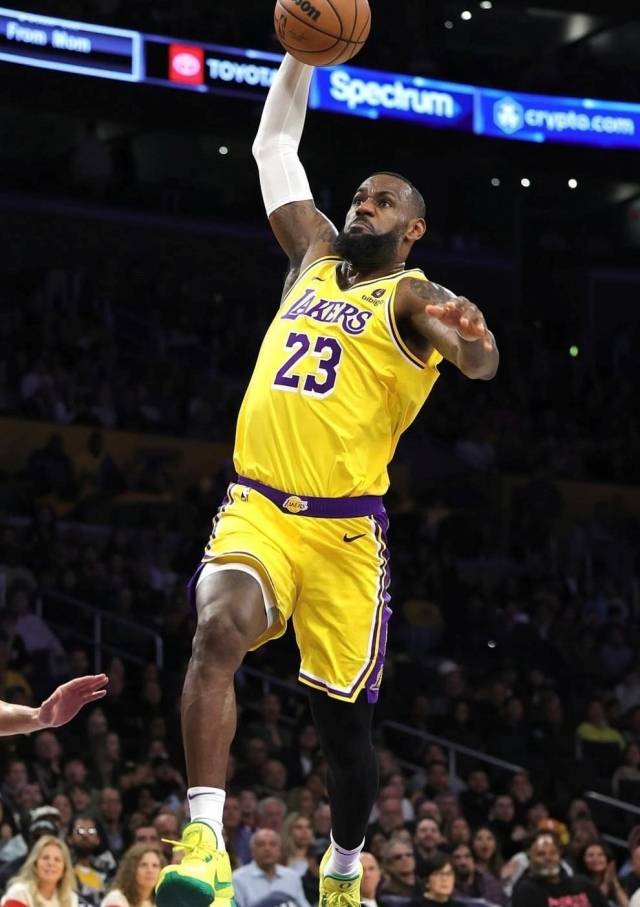 르브론 제임스가 덩크슛을 시도하고 있다. 사진=X