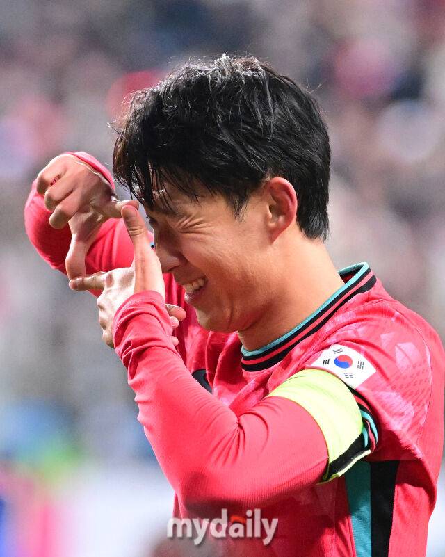 2025년 11월 14일 오후 대전월드컵경기장에서 대한민국과 볼리비아의 친선경기가 열렸다.손흥민이 후반전 골을 넣고 세리머니를 하고 있다.