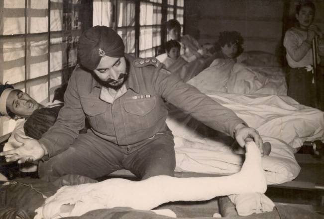 6·25 전쟁 당시 인도 의료진이 한국 환자들을 진료하는 모습. 인도는 전쟁 기간 연인원 627명의 의료 인력을 한국에 보내 다치거나 병든 군인 및 민간인 22만명 이상을 치료했다. 전쟁기념사업회 제공