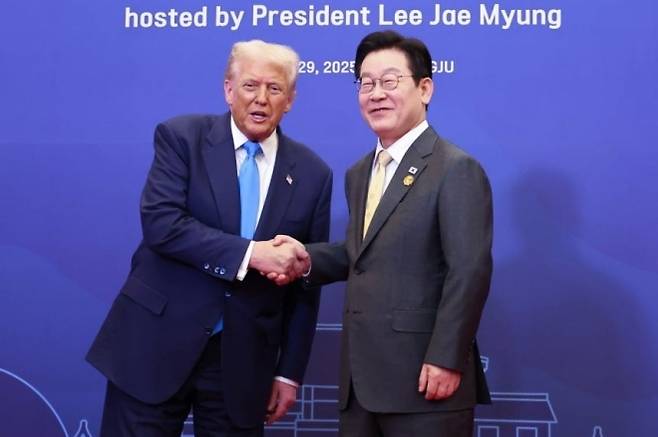 2025년 10월 29일 경주에서 만난 도널드 트럼프 미국 대통령(왼쪽)과 이재명 대통령 (오른쪽). 연합뉴스
