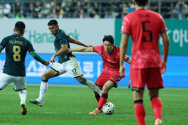 축구대표팀 이강인(오른쪽 2번째)이 14일 대전월드컵경기장서 열린 볼리비아 평가전 도중 상대 수비수들의 집중 견제를 뚫고 볼을 운반하고 있다. 대전|뉴시스