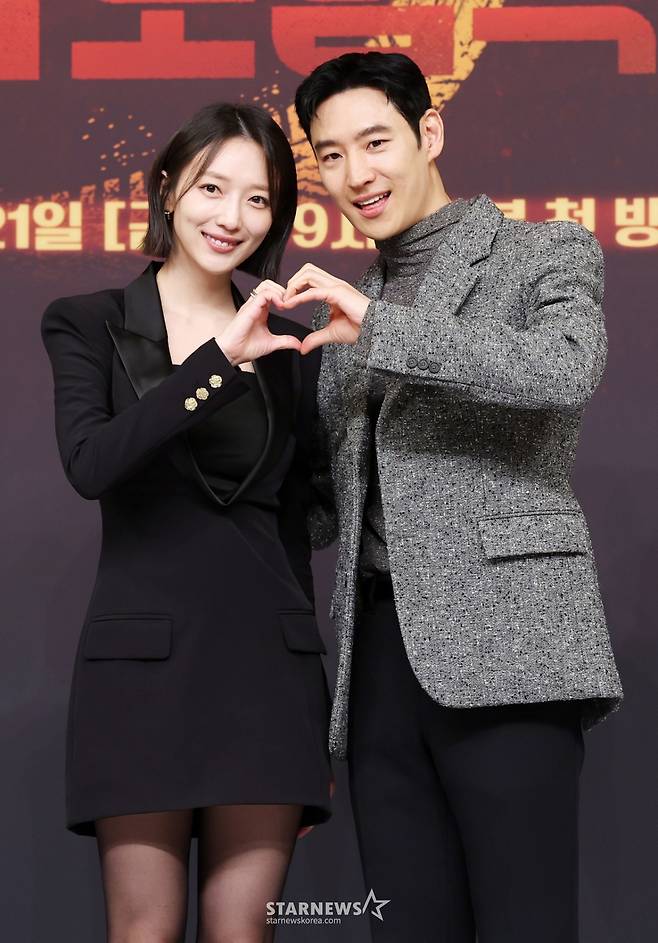 배우 표예진, 이제훈이 18일 서울 양천구 목동 SBS에서 진행된 금토드라마 '모범택시3' 제작발표회에 참석해 포즈를 취하고 있다./2025.11.18 /사진=김휘선 hwijpg@