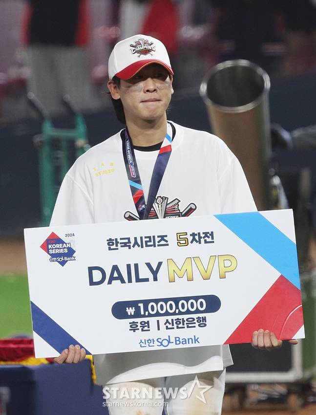 2024 한국시리즈 데일리 MVP를 수상한 박찬호. /사진=김진경 대기자