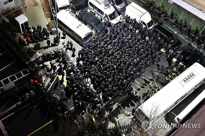 윤 대통령 2차 체포영장, 대치하는 공수처와 경호처 (서울=연합뉴스) 윤동진 기자 = 고위공직자범죄수사처(공수처)와 경찰이 윤석열 대통령에 대한 2차 체포영장 집행에 나선 지난 1월 15일 서울 용산구 한남동 대통령 관저 입구에서 윤 대통령측 변호인단 및 경호처(왼쪽)와 공수처, 경찰이 대치하고 있다. 2025.1.15 mon@yna.co.kr