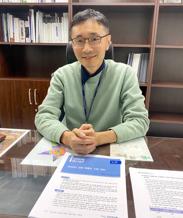 ▲ 배덕상 인천연구원 연구위원. 지역 상권 연구를 이어온 그의 연구실이 〈빈터뷰〉 기획의 마무리 임장 스팟이다. 상가 공실 해법으로 '소득 확대·유동인구 창출·임대료 조정·공급 컨트롤'을 핵심 과제로 짚었다.