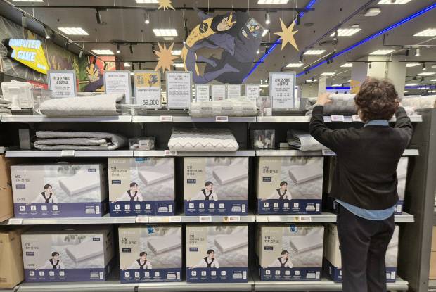 이마트 직원이 전기요 등 난방제품들을 정리하고 있다.<이마트 광주점 제공>