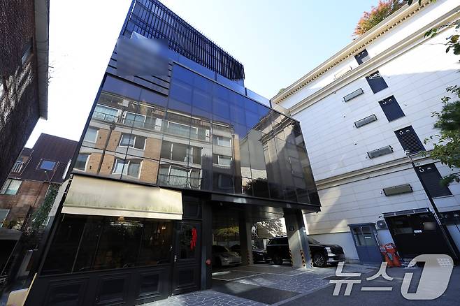 대장동 개발비리 의혹 사건으로 실형을 선고받고 구속된 민간업자인 남욱 변호사가 서울 강남구 청담동 건물 등에 대해 추징보전 해제를 요청했다. 사진은 이날 서울 강남구 청담동 건물 모습. 2025.11.18/뉴스1 ⓒ News1 박정호 기자