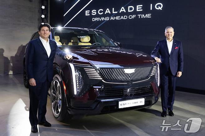 글로벌 캐딜락 부사장 존 로스(왼쪽)와 GM 한국사업장 사장 헥터 비자레알(한국GM 제공)