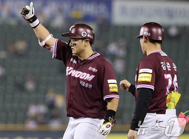 최주환(왼쪽)은 2023 KBO 2차 드래프트에서 SSG 랜더스를 떠나 키움 히어로즈로 이적했고, 이후 재기에 성공했다. 2025.5.15/뉴스1 ⓒ News1 오대일 기자