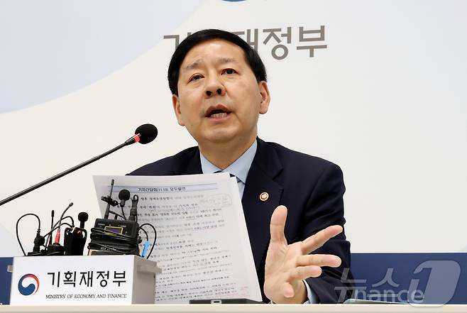 구윤철 경제부총리 겸 기획재정부 장관이 19일 세종시 정부세종청사에서 열린 출입기자단 감담회에서 취재진의 질문에 답하고 있다. 2025.11.19/뉴스1 ⓒ News1 김기남 기자