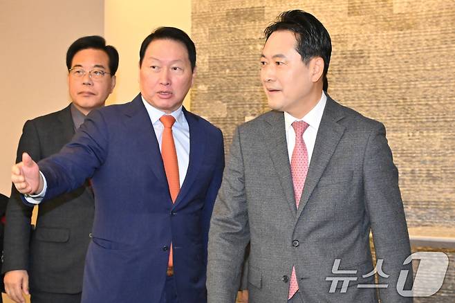 장동혁 국민의힘 대표와 최태원 대한상공회의소 회장이 19일 서울 중구 대한상의에서 열린 정책 간담회에 참석하고 있다. (공동취재) 2025.11.19/뉴스1 ⓒ News1 박지혜 기자