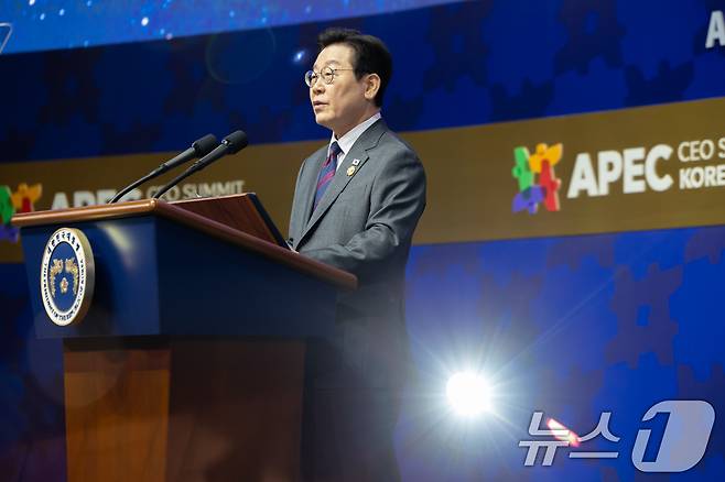 이재명 대통령이 29일 경북 경주 예술의전당에서 열린 아시아태평양경제협력체(APEC) 정상회의 최고경영자(CEO) 서밋 개회식에서 특별연설을 하고 있다. (대통령실 제공. 재판매 및 DB 금지) 2025.10.29/뉴스1 ⓒ News1 허경 기자
