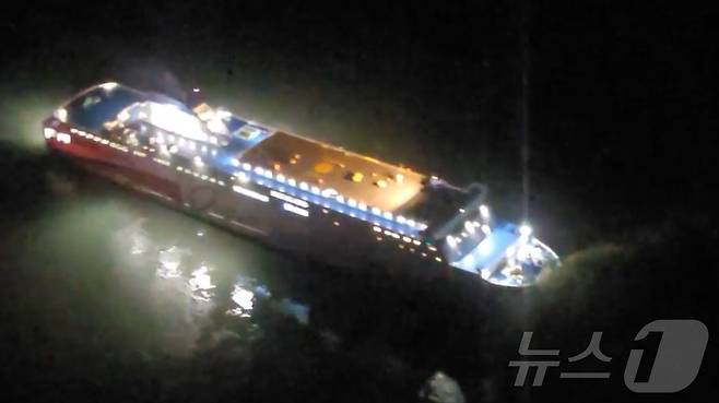 19일 오후 8시 16분쯤 전남 신안군 장산면 족도에 260여명이 탑승한 여객선이 좌초돼 해경이 구조 작업을 벌이고 있다. (목포해경 제공. 재판매 및 DB 금지) 2025.11.19/뉴스1