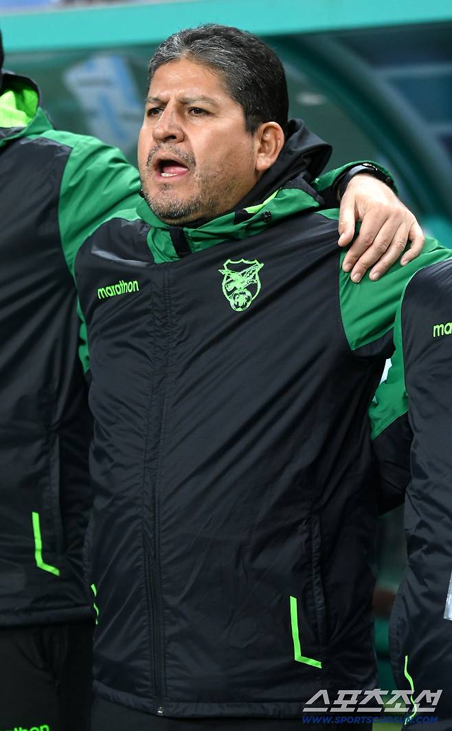 14일 대전월드컵경기장에서 열린 대한민국과 볼리비아의 A매치 평가전. 볼리비아의 오스카르 비예가스 감독이 국가를 부르고 있다. 대전=허상욱 기자wook@sportschosun.com/2025.11.14/