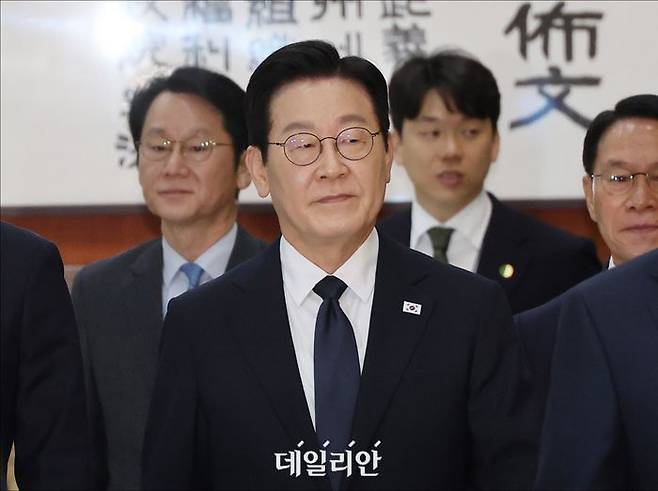이재명 대통령이 지난 4일 오전 국회 본청에서 열린 국회 본회의에서 2026년도 예산안 및 기금운용계획안 대통령 시정연설을 위해 본회의장으로 이동하고 있다. ⓒ데일리안 홍금표 기자