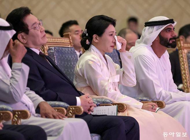 아랍에미리트(UAE)를 국빈 방문한 이재명 대통령의 부인 김혜경 여사가 18일(현지시간) 오후 UAE 대통령궁에서 열린 문화 행사에서 성악가 조수미의 노래를 들으며 눈물을 훔치고 있다. 아부다비=송은석 기자 silverstone@donga.com