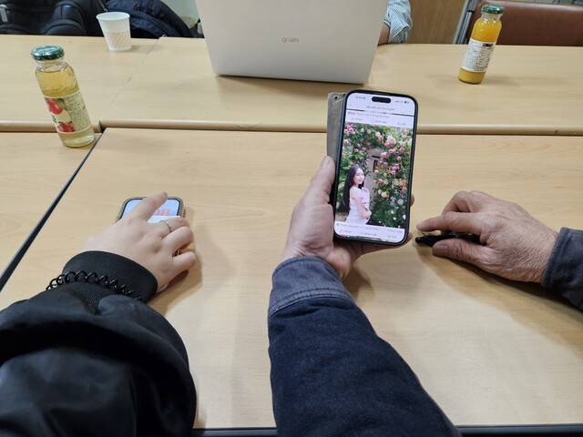 2025년 11월7일 대구 성서공단에서 만난 뚜안의 아버지 부반숭이 딸의 사진을 보여주고 있다. 류석우 기자