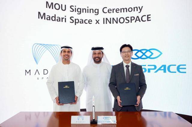 국내 우주발사체 기업 이노스페이스의 김수종(오른쪽) 대표가 19일 아랍에미리트(UAE)에서 열린 두바이 에어쇼에서 UAE 스타트업 '마다리 스페이스'와 UAE 우주 데이터센터 공동 구축 및 사업화 협력을 위한 업무협약을 맺은 뒤 기념 촬영을 하고 있다. 이노스페이스 제공
