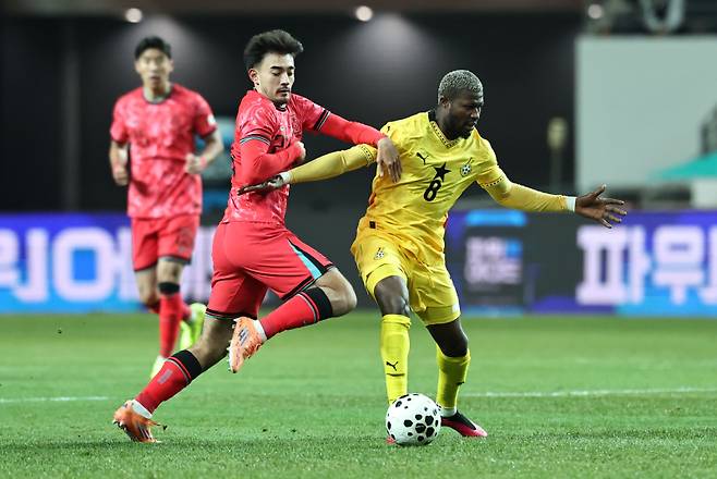 공 다투는 옌스 카스트로프 (서울=연합뉴스) 김인철 기자 = 18일 서울 마포구 서울월드컵경기장에서 열린 남자축구 국가대표 A매치 평가전 대한민국과 가나의 경기. 옌스 카스트로프가 공을 다투고 있다. 2025.11.18 yatoya@yna.co.kr/2025-11-18 20:17:28/ <저작권자 ⓒ 1980-2025 ㈜연합뉴스. 무단 전재 재배포 금지, AI 학습 및 활용 금지>