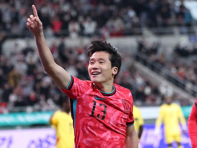 한국축구대표팀 이태석이 가나전에서 A매치 데뷔골을 터트린 뒤 기뻐하고 있다. 뉴스1