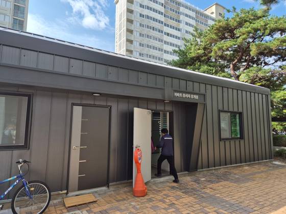 경남 양산의 A아파트에 마련된 18평 규모의 아파트 종사자 휴게실 외관. 안대훈 기자