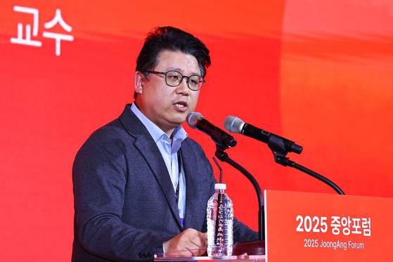 권석준 성균관대학교 화학공학부 교수가 19일 롯데호텔 서울에서 열린 〈2025 중앙포럼〉에서 '미-중 AI 전쟁이 바꾼 반도체 지도'에 대한 주제 발표 하고 있다. 김종호 기자