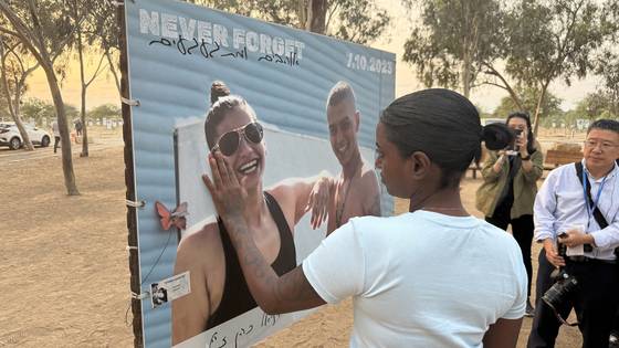 하마스의 노바 페스티벌 학살 현장에서 살아남은 마잘 타자조가 11일(현지시간) 해당 장소에서 당시 사망한 친구들의 사진을 바라보고 있다. 이스라엘=이근평 기자
