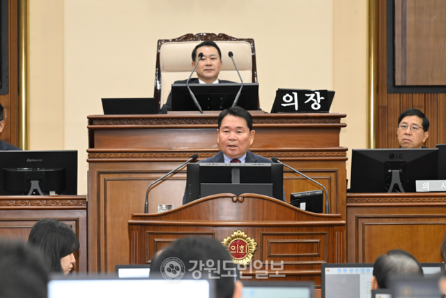 ▲ 신경호 강원도교육감이 19일 강원도의회 제342회 정례회 제2차 본회의에서 내년도 예산안 시정연설을 하고 있다. 김정호 기자