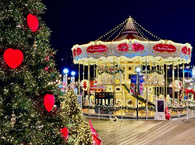 잠실 롯데타운 크리스마스 마켓 회전목마 / 사진=롯데백화점 제공
