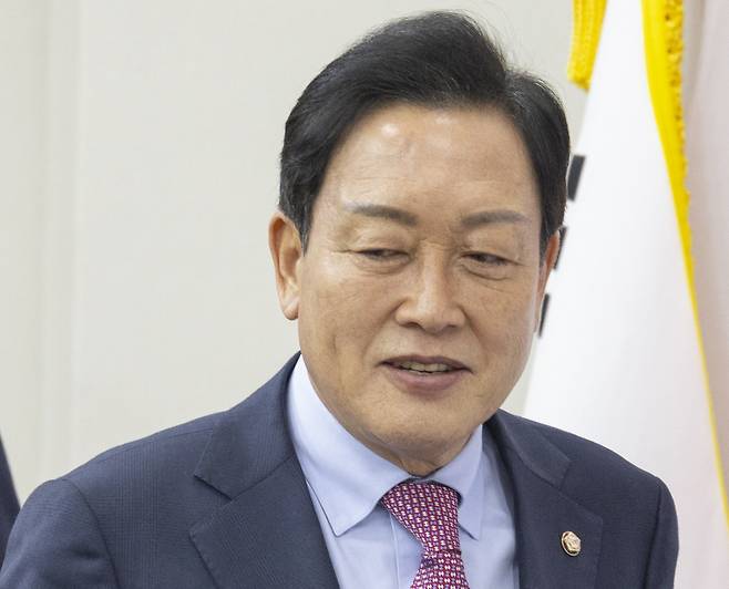 국민의힘 김선교 의원이 17일 국회에서 열린 선출직 공직자 평가 체계 발표 회견에 입장하고 있다. 연합뉴스