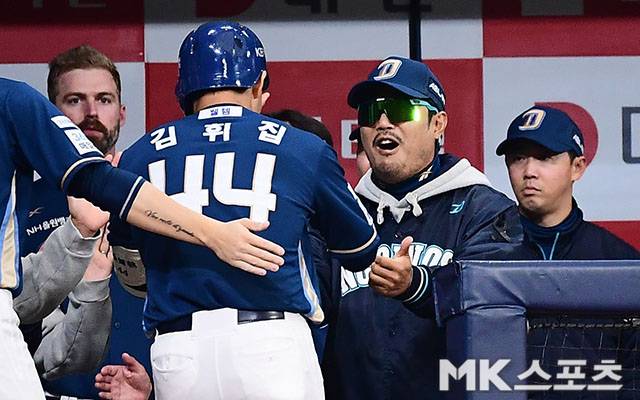 4월 6일 오후 서울 고척스카이돔에서 ‘2025 신한 SOL뱅크 KBO 리그’ NC 다이노스와 키움 히어로즈 경기가 열렸다. 3회초 무사에서 NC 김휘집이 키움 선발 정현우를 상대로 시즌 2호 좌월 솔로홈런을 치고 이호준 감독의 축하를 받고 있다. 사진=김영구 기자