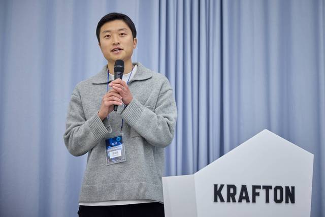 조제웅 크래프톤 AI 기초연구실 실장이 18일 서울 성수동 ‘워룸’에서 진행된 ‘2025 파운데이션 모델 테크 워크숍’에서 환영사를 하고 있다. 크래프톤 제공