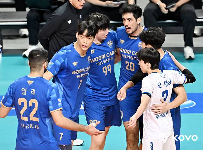 우리카드 선수들이 19일 삼성화재와 홈 경기에서 득점한 뒤 서로 격려하고 있다. KOVO