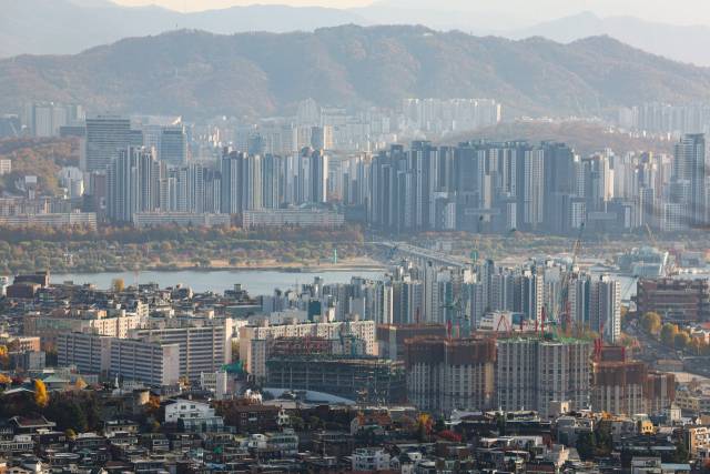 17일 서울 남산에서 바라본 서울 시내 아파트. 연합뉴스